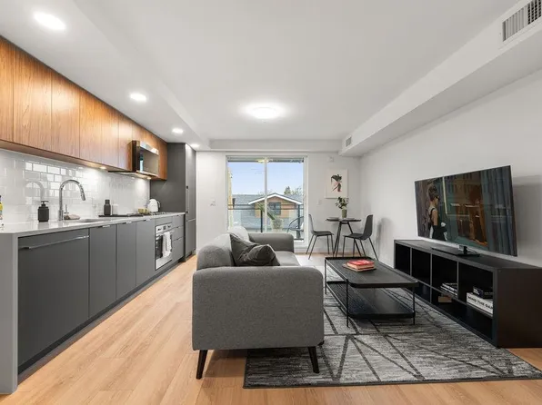 2419 Grant St #307, Vancouver, BC V5K 3G4