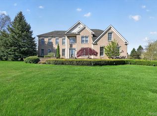1595 Boulder Lake Dr, Milford, MI 48380