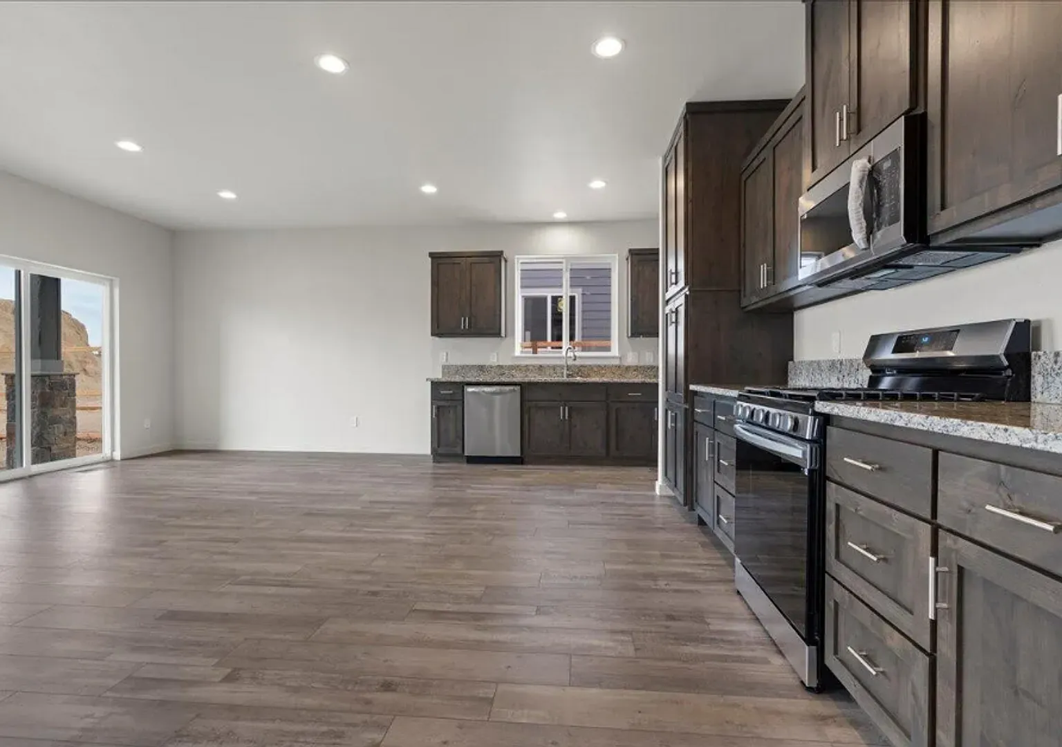 Gorgeous Modern Living In Nw Redmond!! — Photo 3
