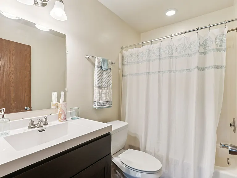 Woodfield Heights Apartments — Photo 9