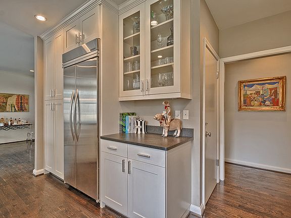 4th image of 1129 Surrey Hills Dr