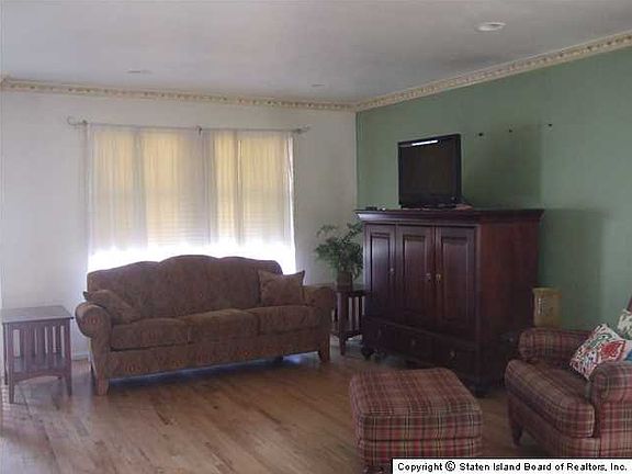3rd image of 16 Jessica Ln