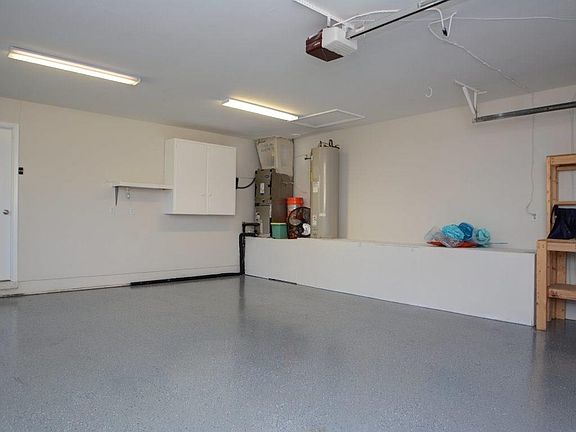 5th image of 805 Iris Ln