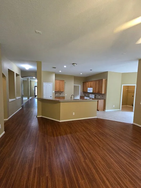3 bed, 2.0 bath, 2449 sqft, $2,200 — Photo 4