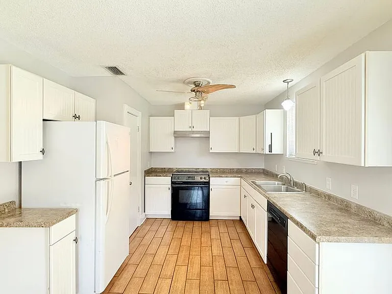 4904 Andrea Ln — Photo 3