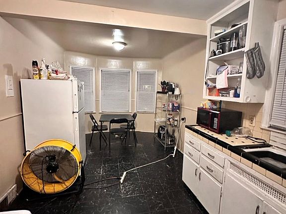 3rd image of 17845 Rowe St