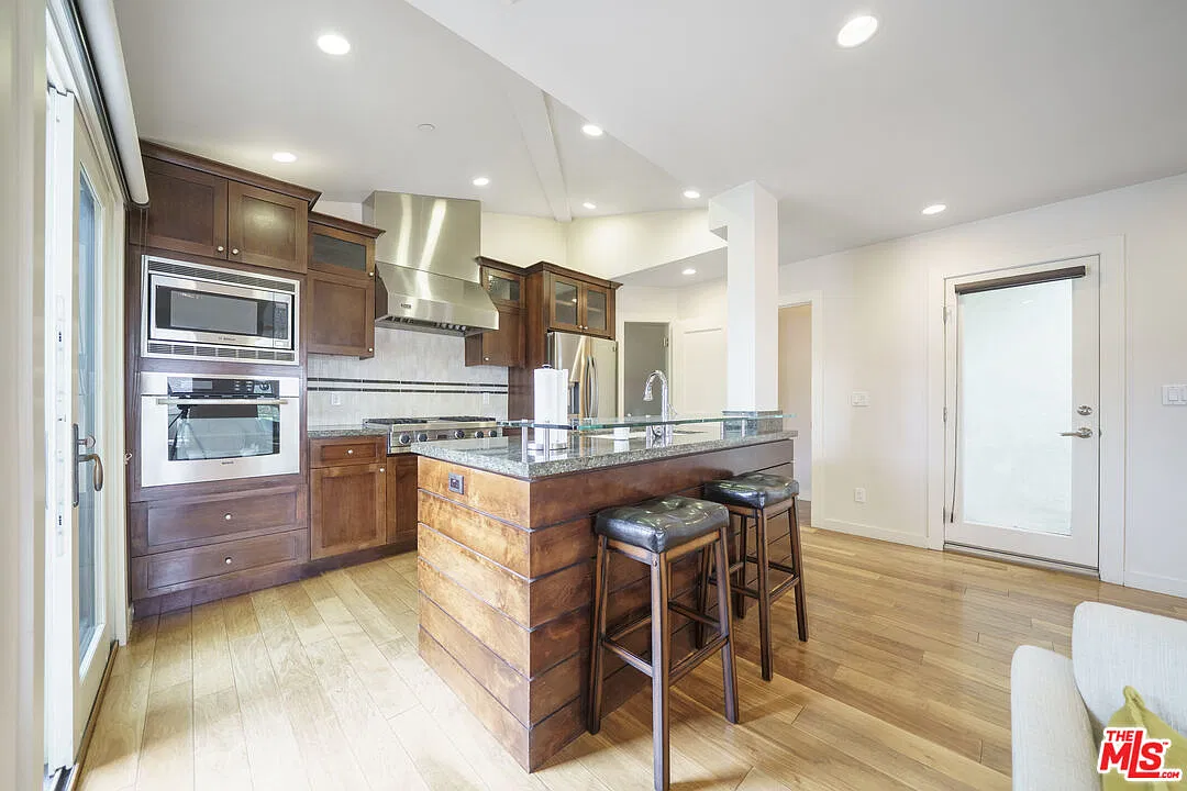 3 bed, 3.0 bath, 1653 sqft, $7,800 — Photo 4