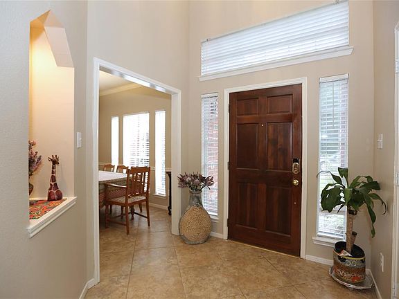 The foyer with 2 story ceilings and art niche.