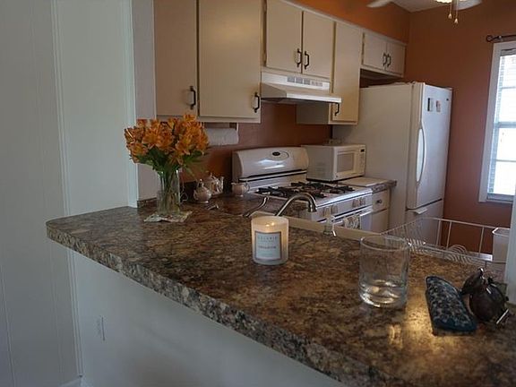 5th image of 1404 Arrowhead Cir W