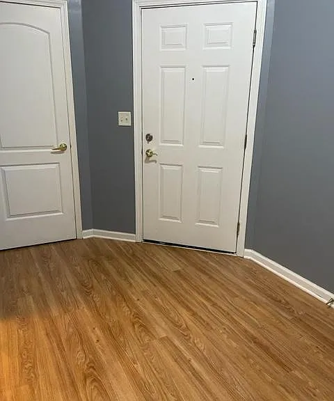 729 Spring Valley Dr — Photo 2