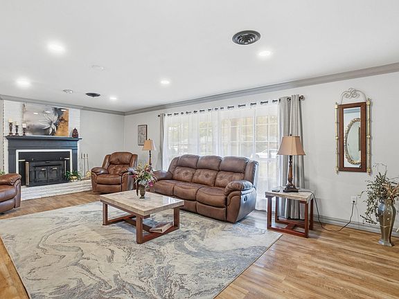 3rd image of 2106 Ridgewood Dr