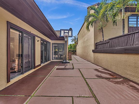 4th image of 20331 NE 10th Court
