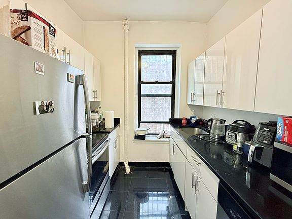 4th image of 226 E 53rd St APT 1C