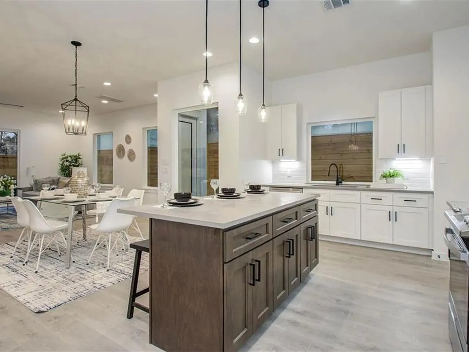 3 bed, 2.5 bath, 2060 sqft, $3,000 — Photo 2