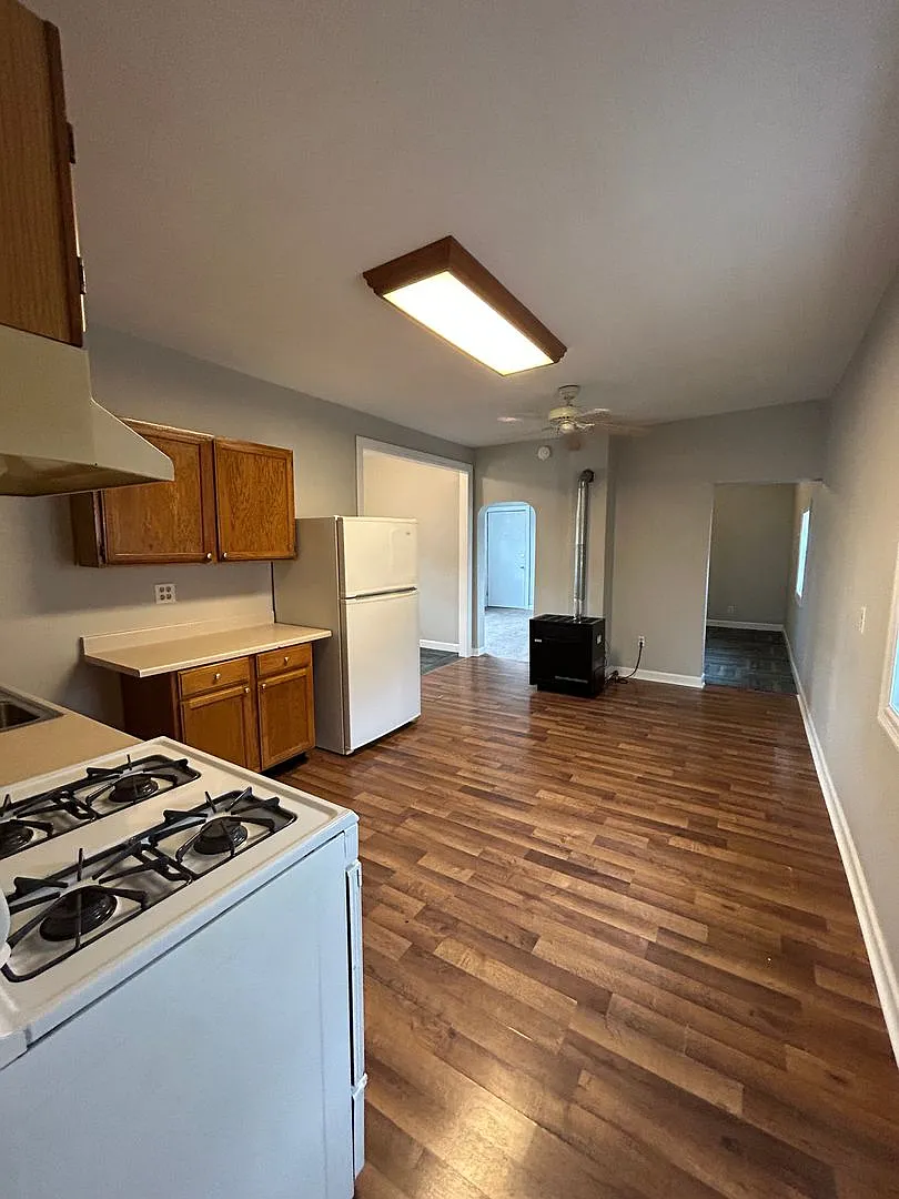 Bridgeport 1-Bed & Den / 1-Bath - Private South Facing Deck - — Photo 2