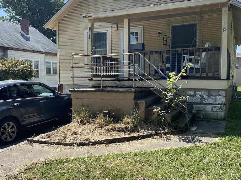 313 E College St — Photo 1