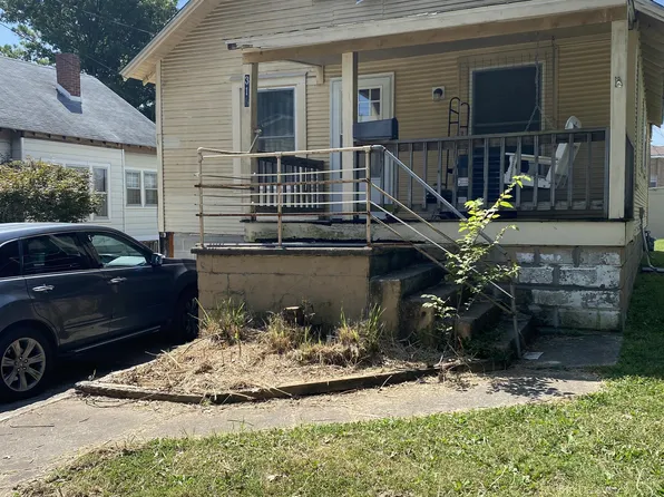 313 E College St, Carbondale, IL 62901