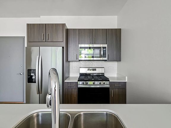 5th image of 827 W Bradley Pl #701