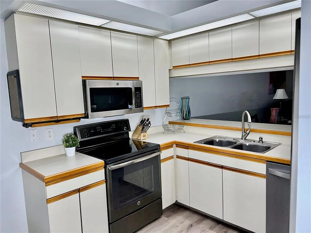 3 bed, 2.0 bath, 1518 sqft, $2,750 — Photo 3