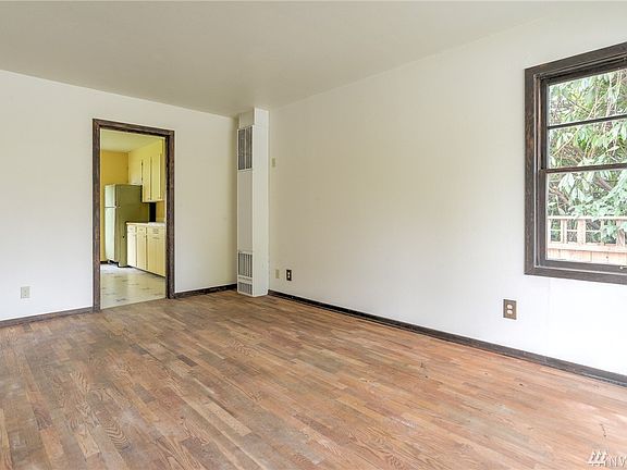 3rd image of 1306 Puget St NE