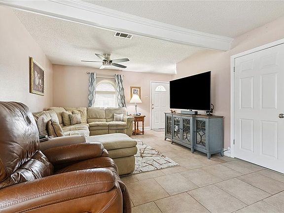 5th image of 224 Janet Dr