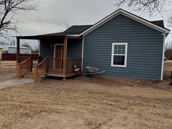 1107 W 3rd St, Quanah, TX 79252