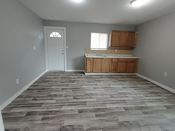 3rd image of 2021 Louise St