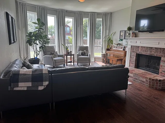 4 bed, 3679 sqft, $4,600 — Photo 2