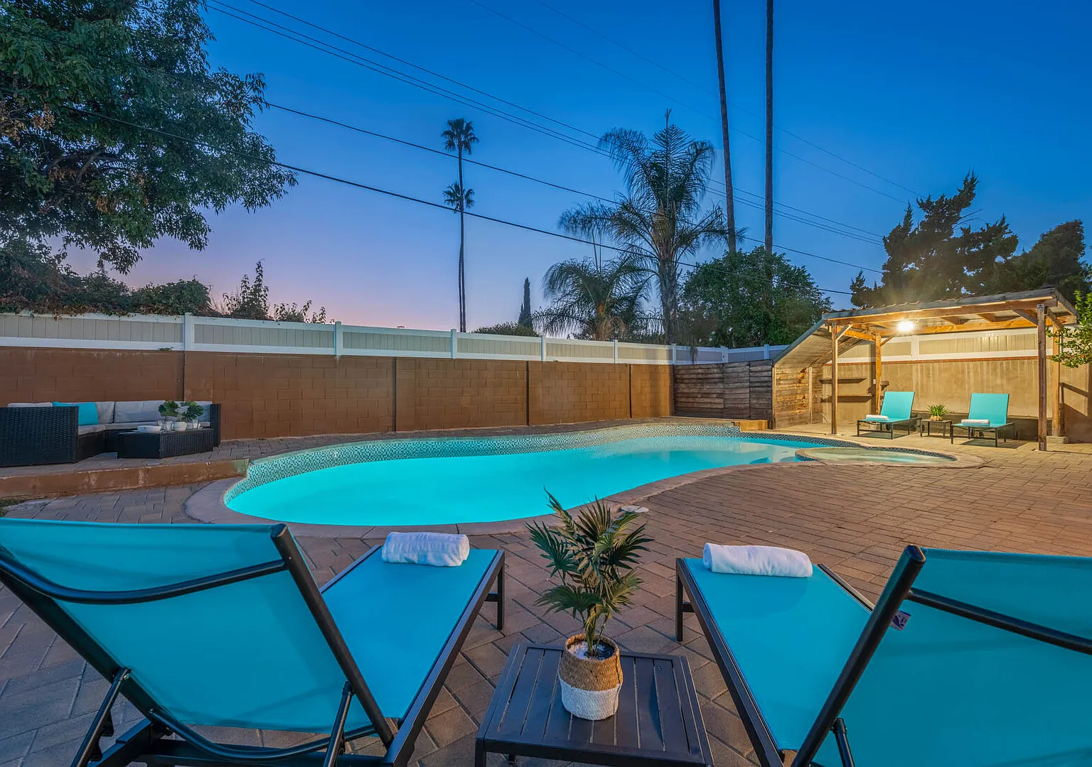 Beautiful Northridge Home-Grassy Yard-Pool-Spa — Photo 3