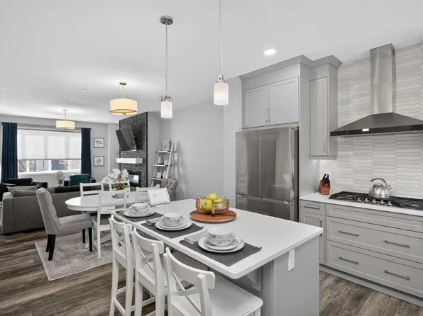 31 E Lucas Blvd NW, Calgary, AB T3P 1H8