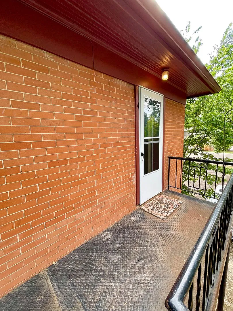 Best Kept Secret! Great Price On This Wonderful One Bedroom! — Photo 2