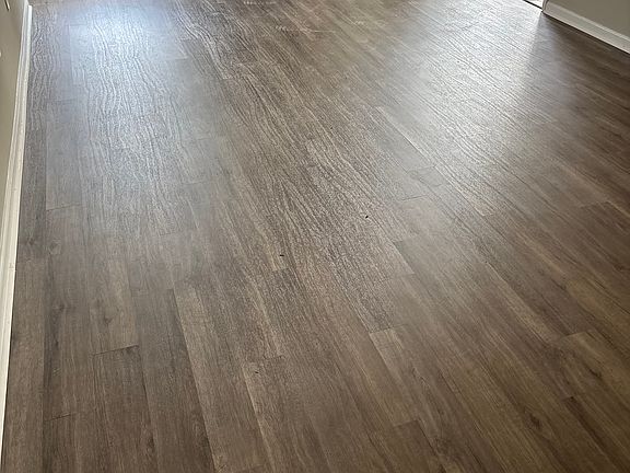 Living Room
(Master bedroom to the Left
Eat -In Kitchen to the Right)