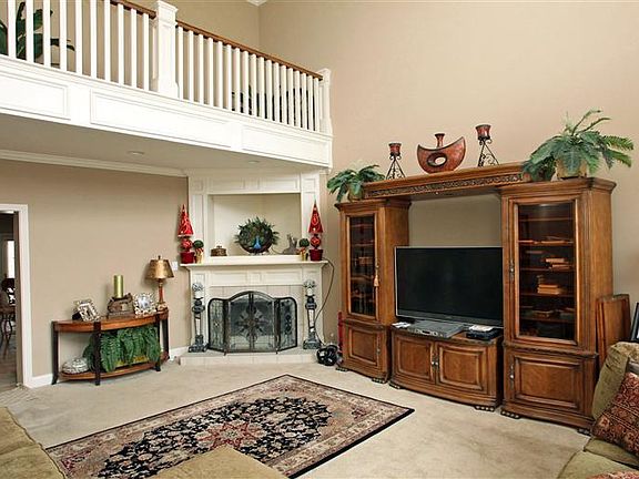 3rd image of 926 Village Green Ave