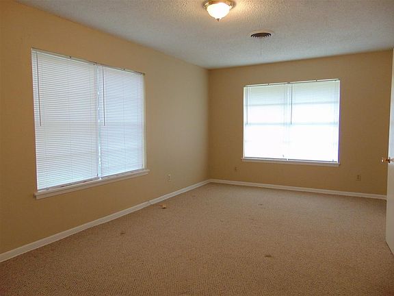 5th image of 318 Bluebird Cir