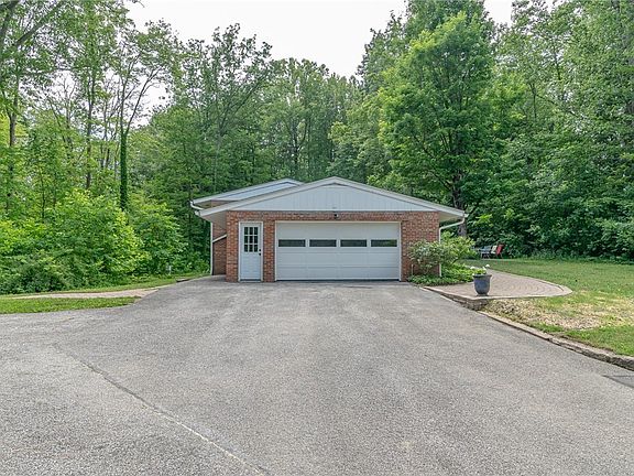 5th image of 8101 Laurel Ln