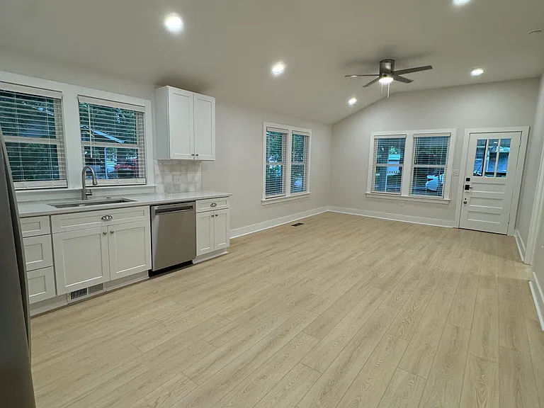 1206 Ackers St SW — Photo 4