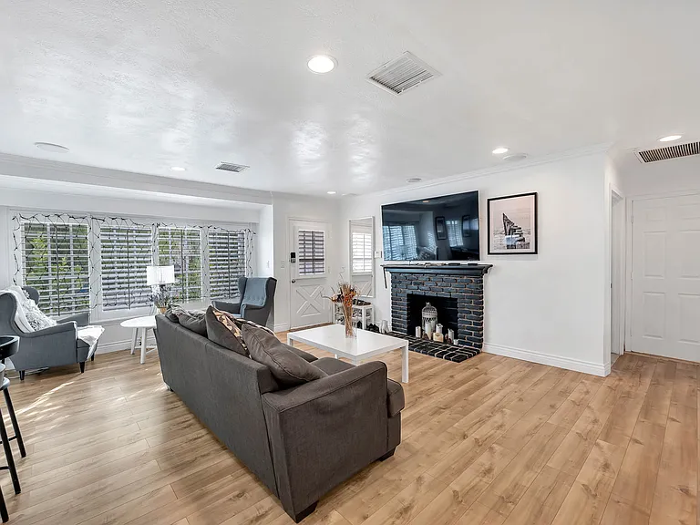 5183 Canoga Ave — Photo 6