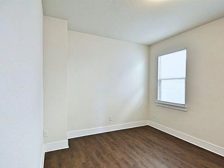 215 Sapphire — Photo 23