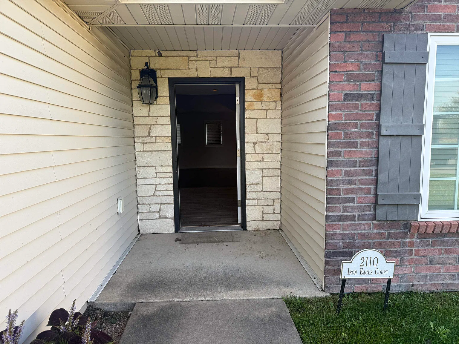 2 bed, 1300 sqft, $1,800 — Photo 3