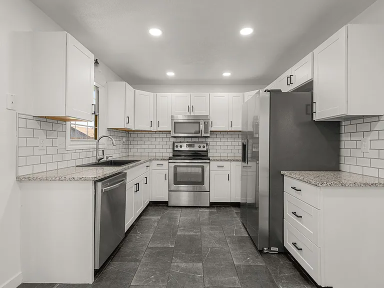 806 Michael St — Photo 7