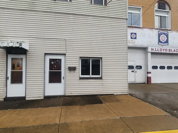 225 Emerson St #B, Vandergrift, PA 15690
