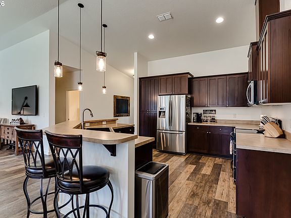 4th image of 39464 Walterville Ln