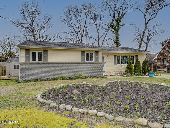 3rd image of 900 Briar Avenue