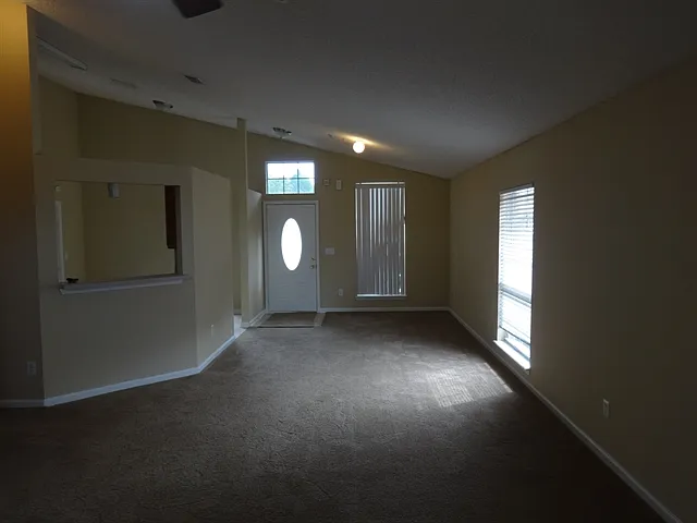 1512 Ashleigh St — Photo 2