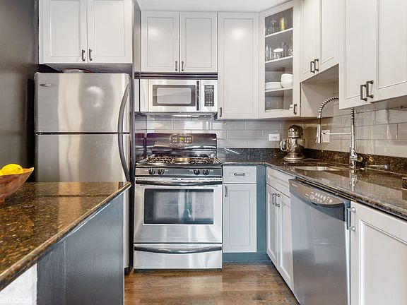 4th image of 2045 N Larrabee St #208
