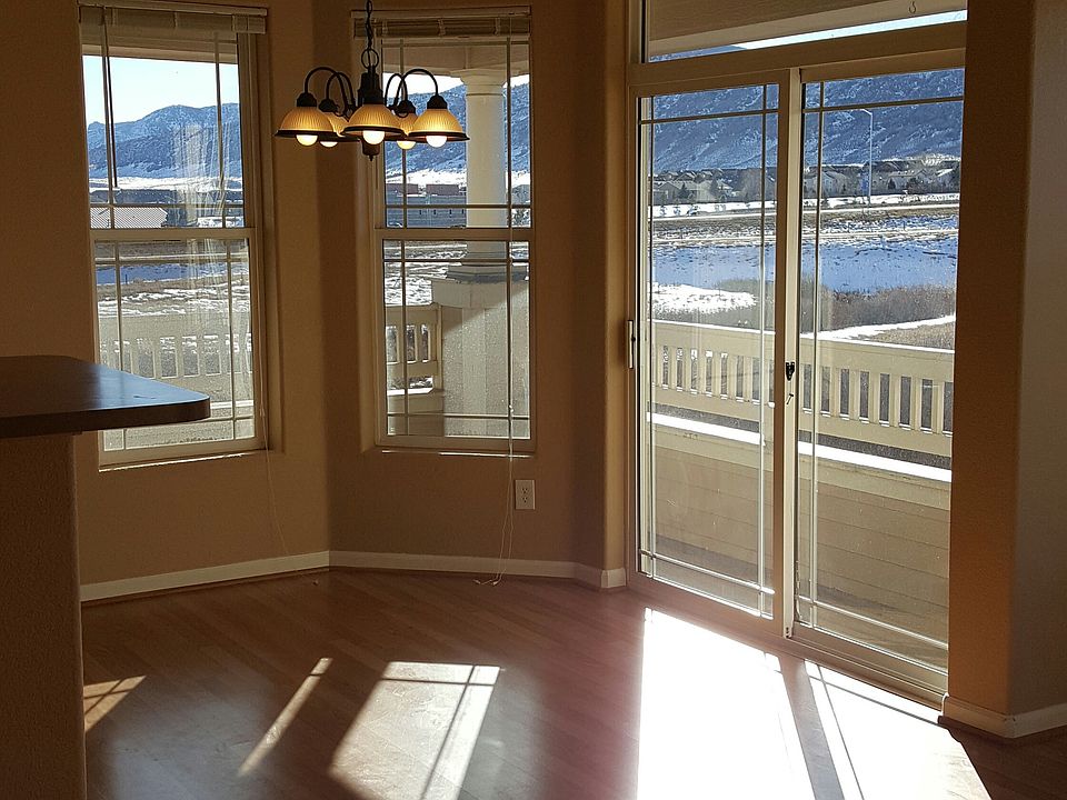 Dining room, large enough for 6-person table!