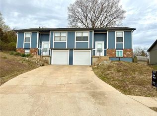 425/427 Castle Dr, Bonner Springs, KS 66012