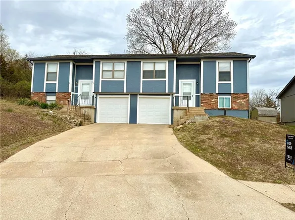 425/427 Castle Dr, Bonner Springs, KS 66012