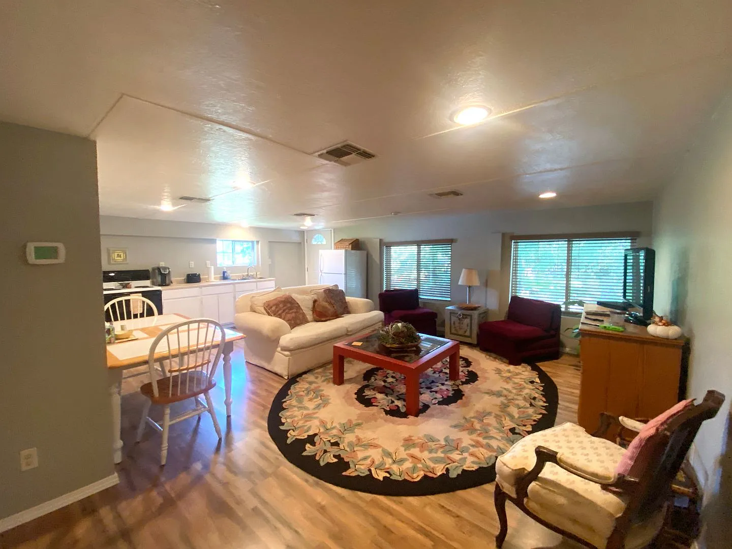2 Bedroom Apartment Furnished All BILLS Paid — Photo 4