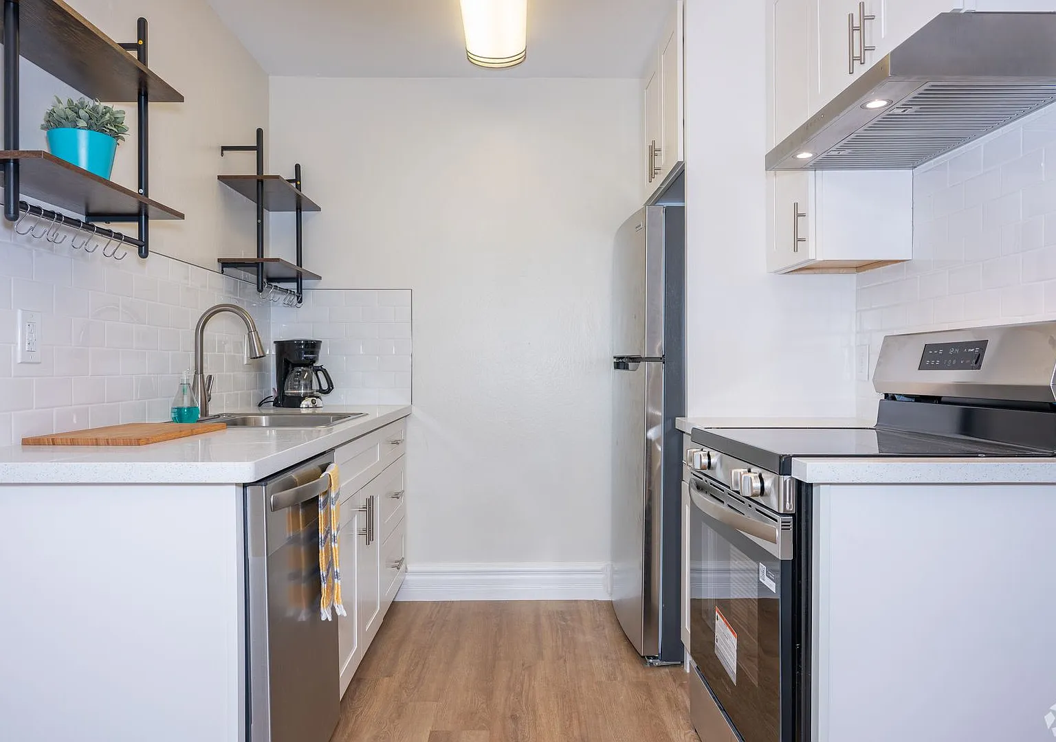 Newly Renovated One and Two Bedroom Apartments in Corte Madera with Pool, Elevator, AC — Photo 2